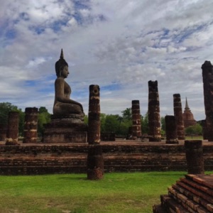Sukhothai, signifiant L’aube de la Joie , est la capitale du premier royaume thaï qui s'est affranchi de l'Empire khmer d'Angkor Vat. Elle a été fondée en 1238. Son pouvoir atteint son apogée au XIVème siècle, sous le règne de Ramkhamhaeng. Elle tomba peu à peu à l'abandon à la fin du XVème siècle ou au début du XVIème sièce.#thailand #sukhothai #temple